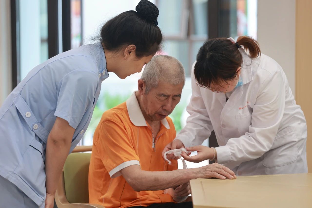 <b>Kaiyun官方网站登录入口家庭病床服务正式上线！专业医护上门，在家也能安心康养</b>